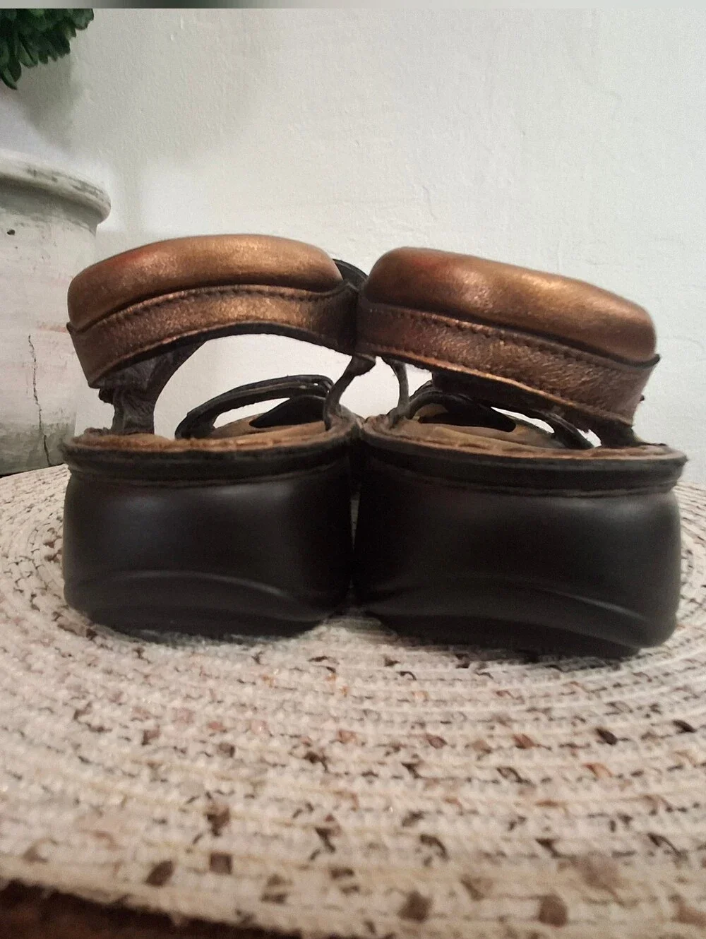Naot Women's Metallic Bronze Adjustable Strap Sandals Size 39.